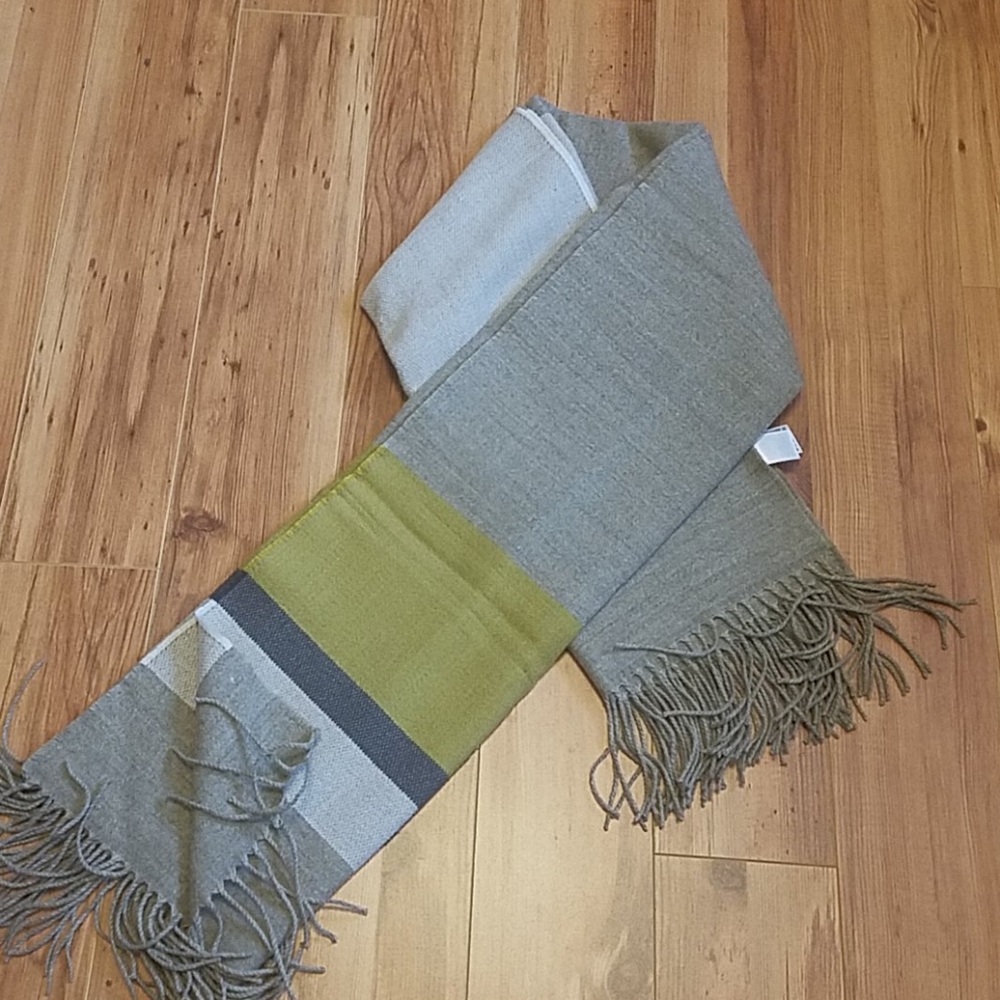 Uniqlo winter scarf/shawl